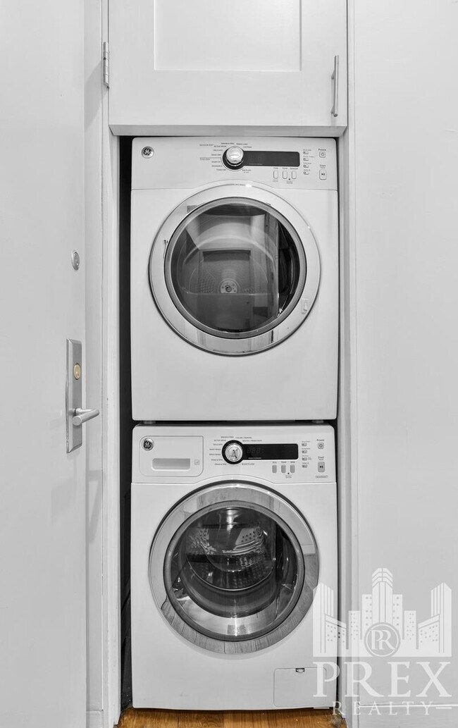 Building Photo - 227 Waverly Place