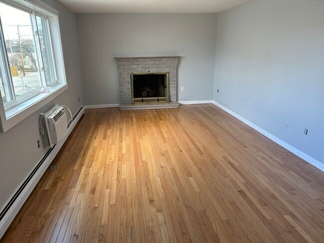 Building Photo - 52 Waltham St