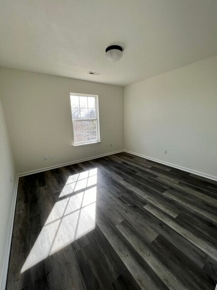 Building Photo - 829 Sylvan Dr