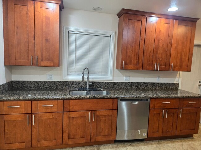 Building Photo - 1645 W Wisteria Pl