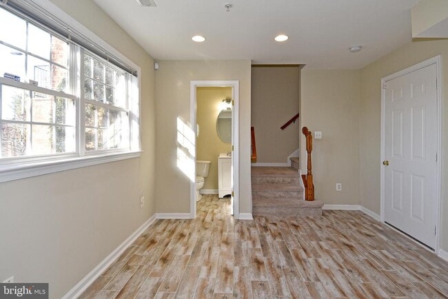 Building Photo - 2400 N Greenbrier Ct