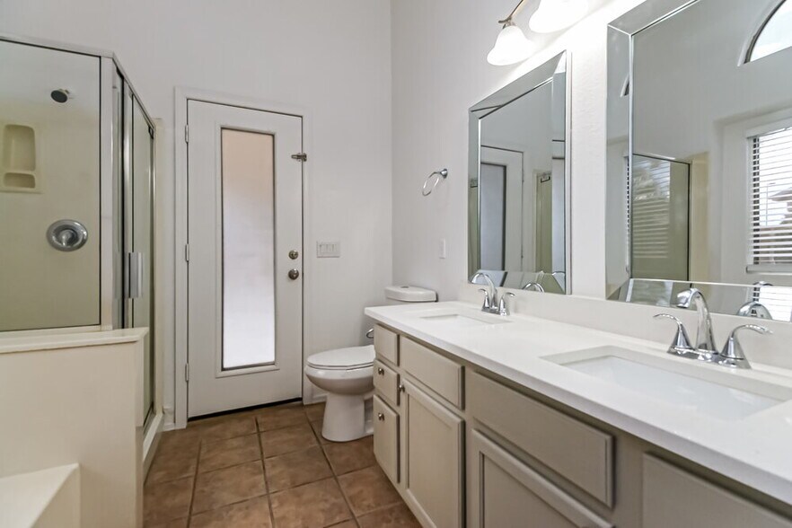Building Photo - 477 E Devon Dr