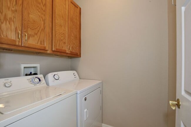 Building Photo - Spacious 3/2 Home located in Summerport Co...