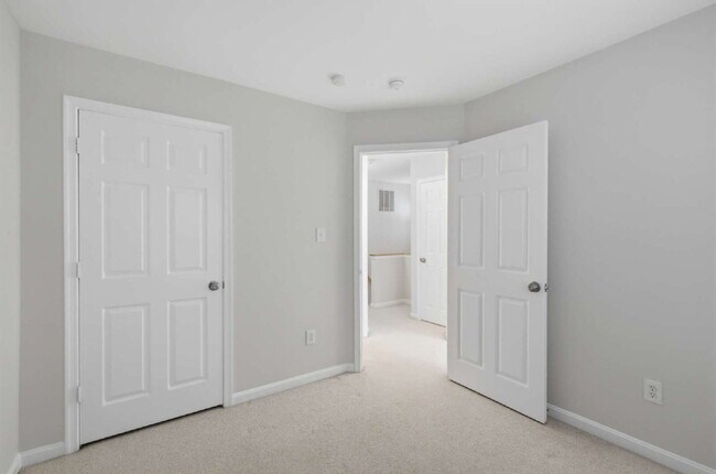 Building Photo - Elegant End-Unit Townhome with Exceptional Community Amenities