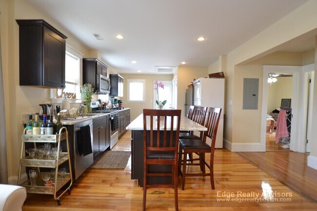 Building Photo - 35 Glencoe St