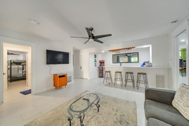 Building Photo - 605 Squires Row