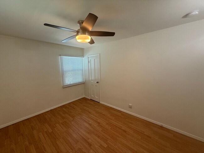 Building Photo - 1820 N Hollywood Way
