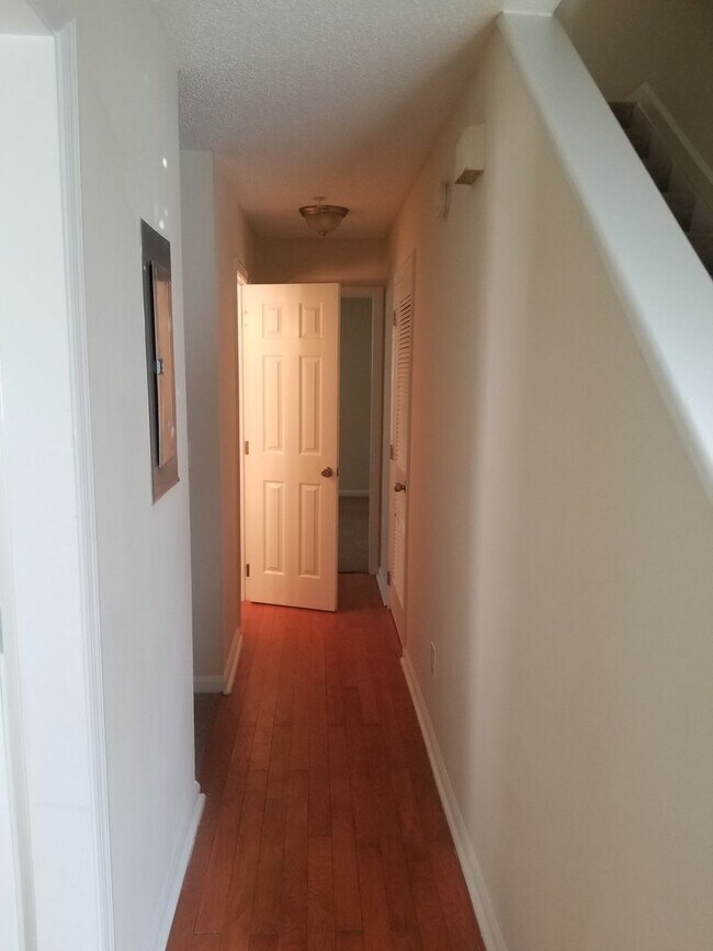 Building Photo - 1065 Thornwoode Ln