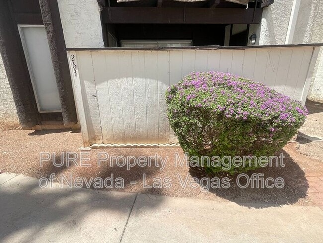 Building Photo - 1405 E Vegas Valley Dr