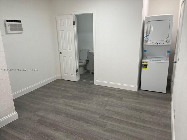 Building Photo - 1021 W 33rd St