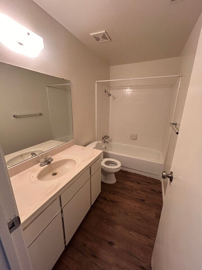 Building Photo - 3444