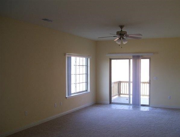 Building Photo - 3 bed 2 bath home with Fenced in backyard!