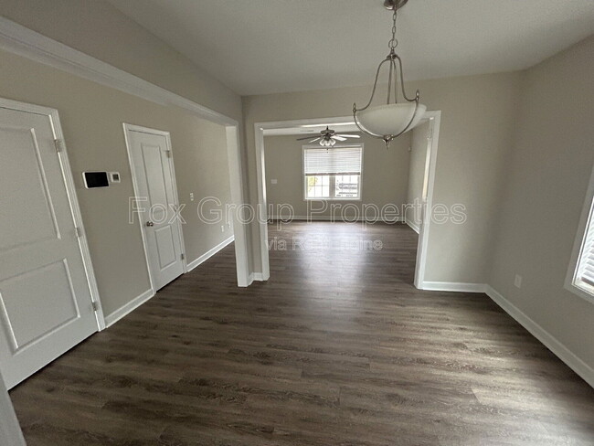 Building Photo - 566 Kirk St