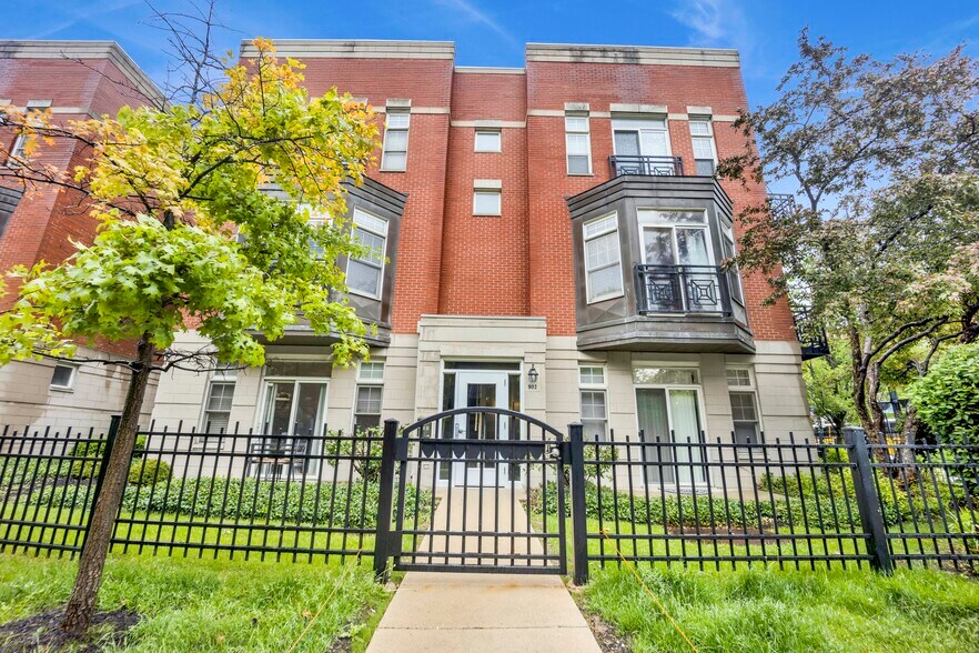 Primary Photo - 802 W University Ln