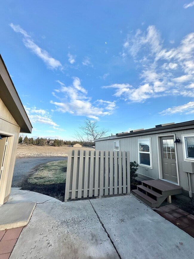 Building Photo - Light & bright single level home in NE Bend!