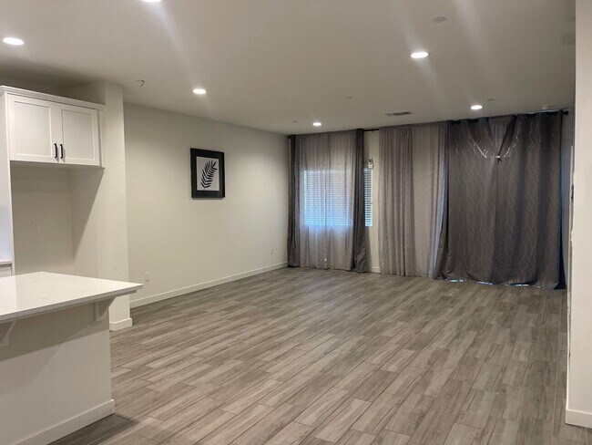Building Photo - Gorgeous home for rent in SW Bakersfield- ...