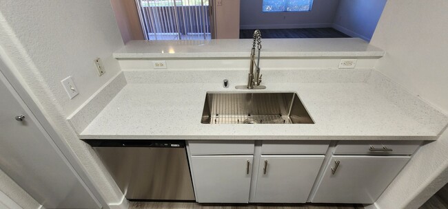 Building Photo - Silverado Ranch Condo!