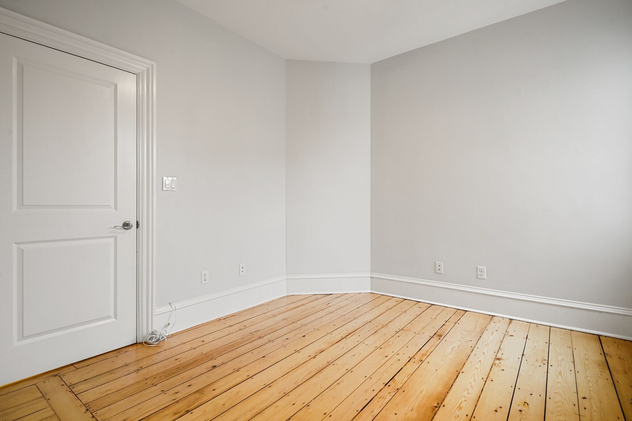 Building Photo - 703 E 4th St