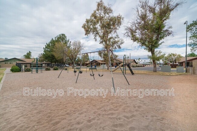 Building Photo - 3229 E Crescent Ave