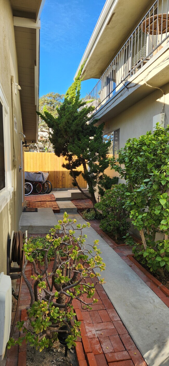 Building Photo - 1656 Monterey Blvd