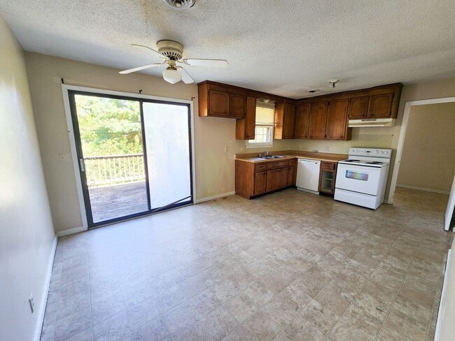 Building Photo - 3 bed 1 bath unit in duplex