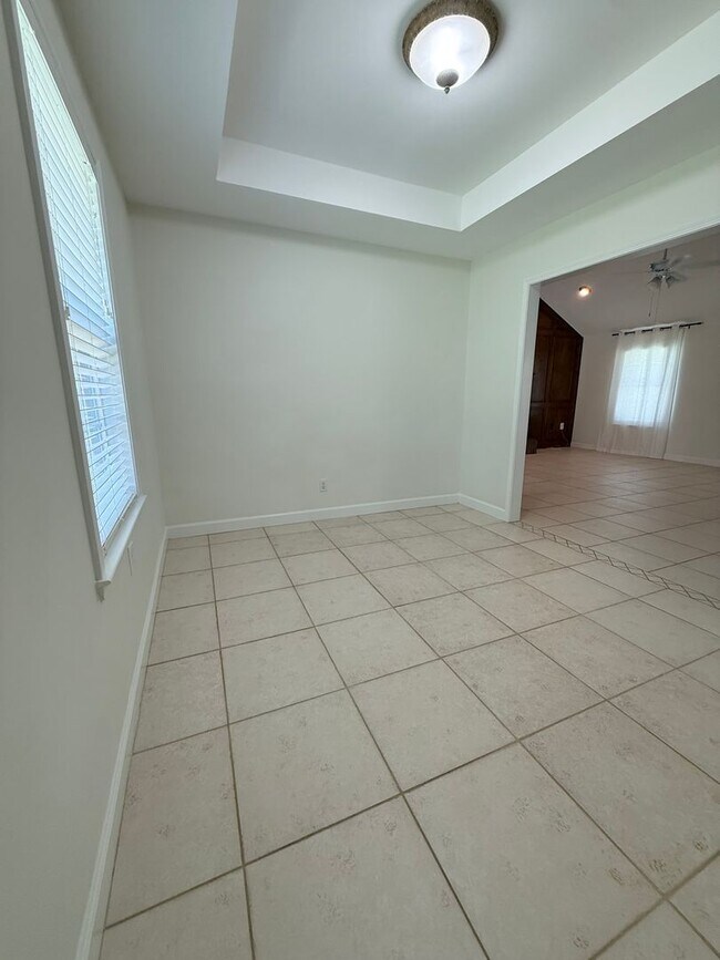 Building Photo - New Listing!