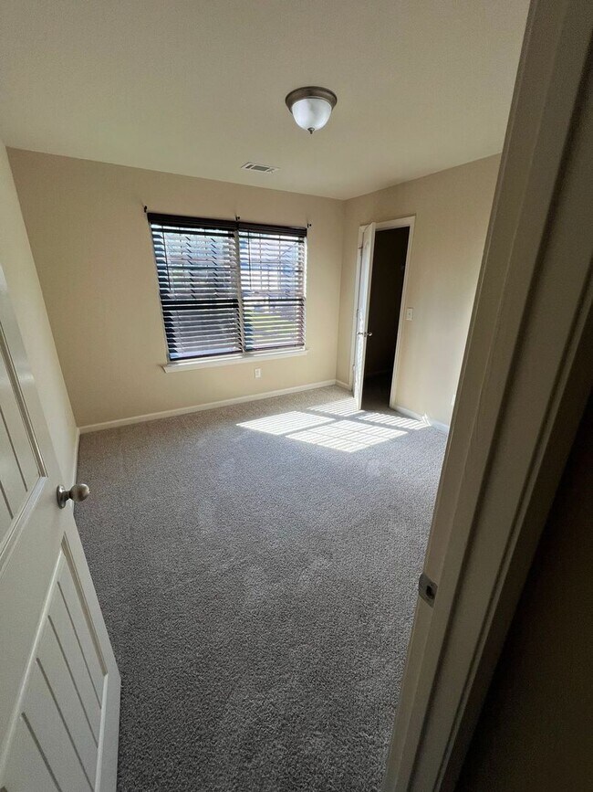 Building Photo - Beautiful 3-Bedroom, 2.5-Bath Home in Established Community!