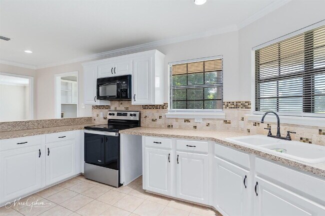 Building Photo - "Charming 3-Bed Sanctuary with 2 Full Bath...