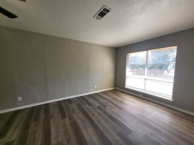 Building Photo - 1503 E Wells Ave