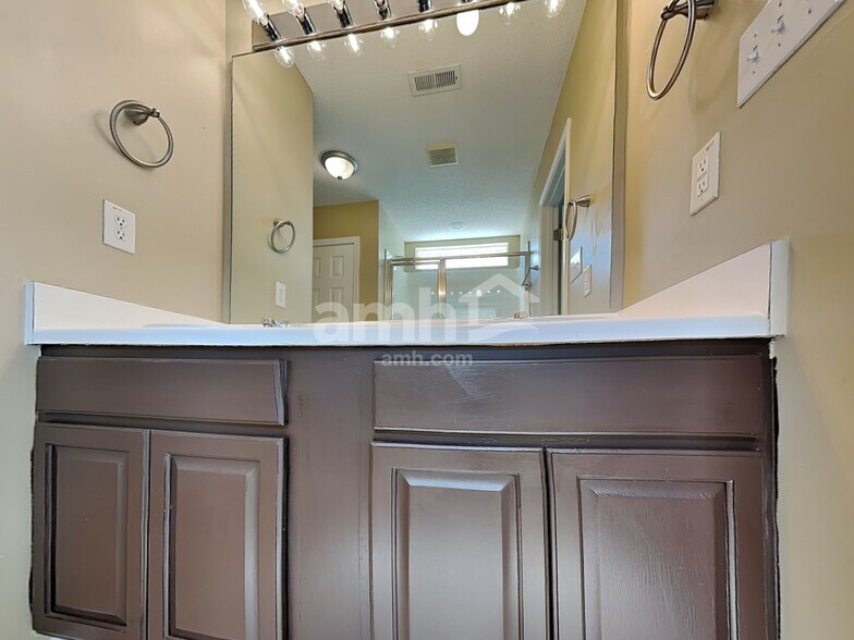 Building Photo - 3049 Buttonwood Ln