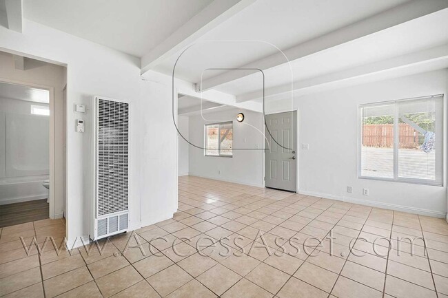 Building Photo - Charming Downstairs 2 Bed/1 Bath Unit With...