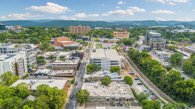 Building Photo - 329 N West Ave