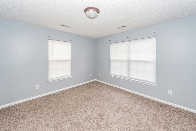 Building Photo - 3 Bedroom, 2.5 Bathroom Townhome in Lakes of Summerville - Summerville