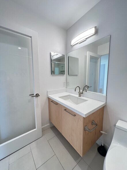 Full Bathroom (3rd Floor) - 1878 N Alvarado St
