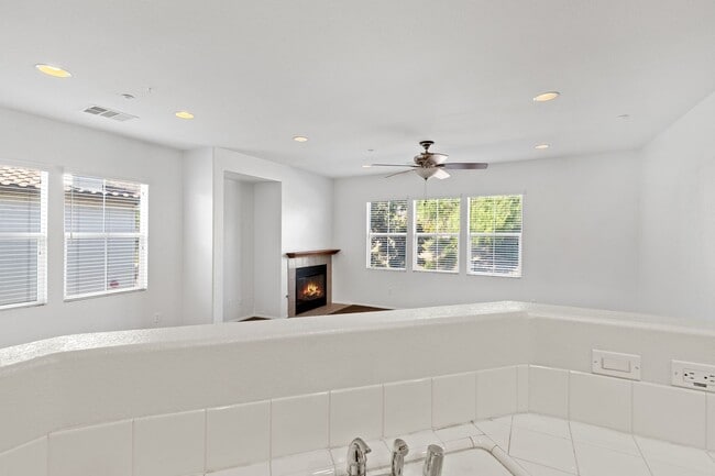 Building Photo - 2 bedroom Condo with an attached garage an...