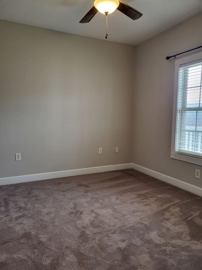 Building Photo - 2 bedroom condo in University