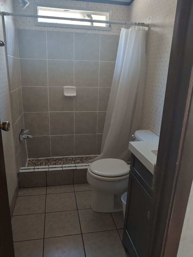 Building Photo - AVAILABLE NOW!