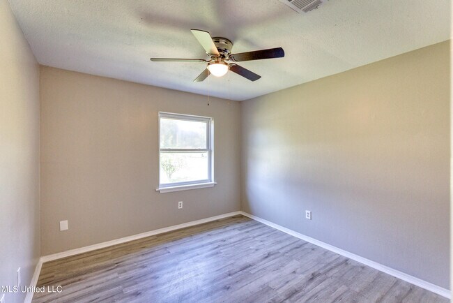 Building Photo - 504 N Island View Ave