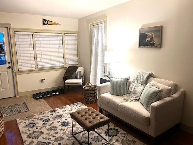 Living room - 62 W Charlotte St
