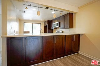 Building Photo - 5760 Owensmouth Ave