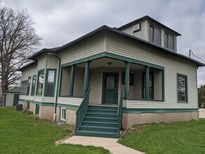Building Photo - AVAILABLE NOW!  4-bedroom, 2-bath house across from Kinnick!