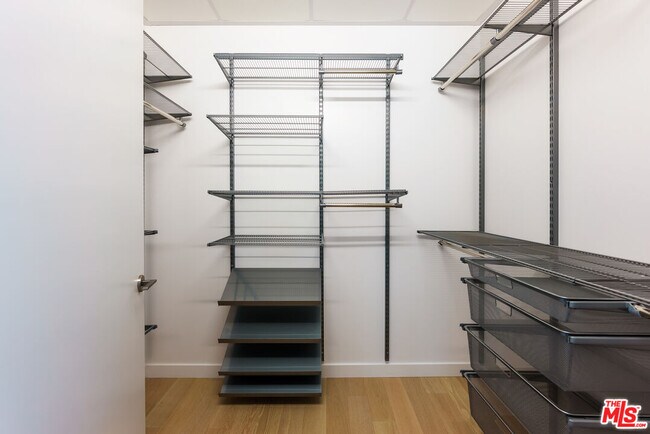 Building Photo - 700 Broadway