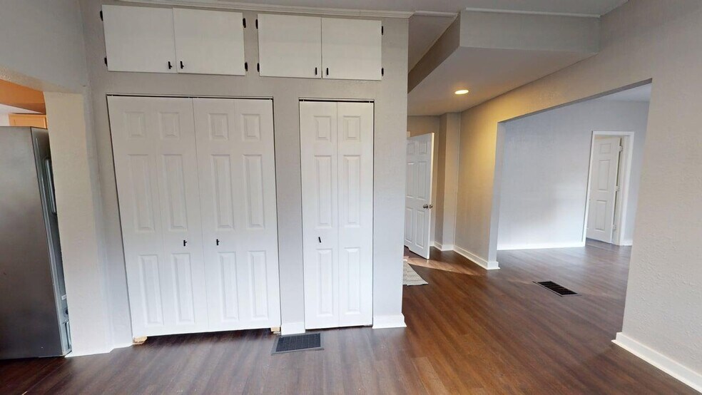 Building Photo - 112 S Chandler Ave