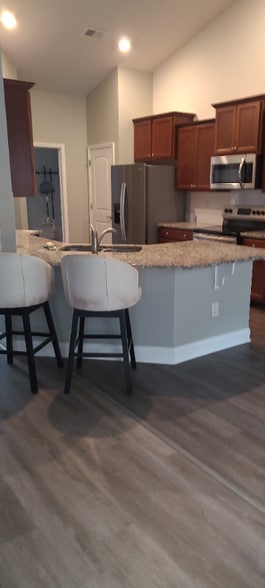 Building Photo - 160 River Glen Dr