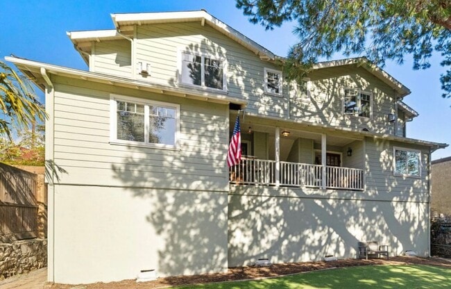 Building Photo - Downtown Santa Barbara 2 Bedroom