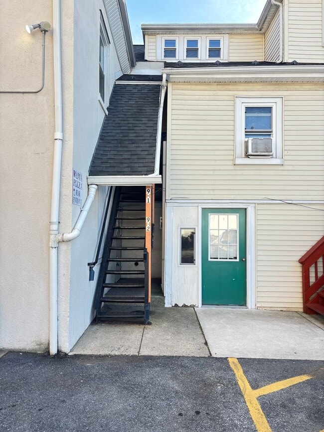 Building Photo - Spacious 3-Bedroom Apartment – 2nd Floor