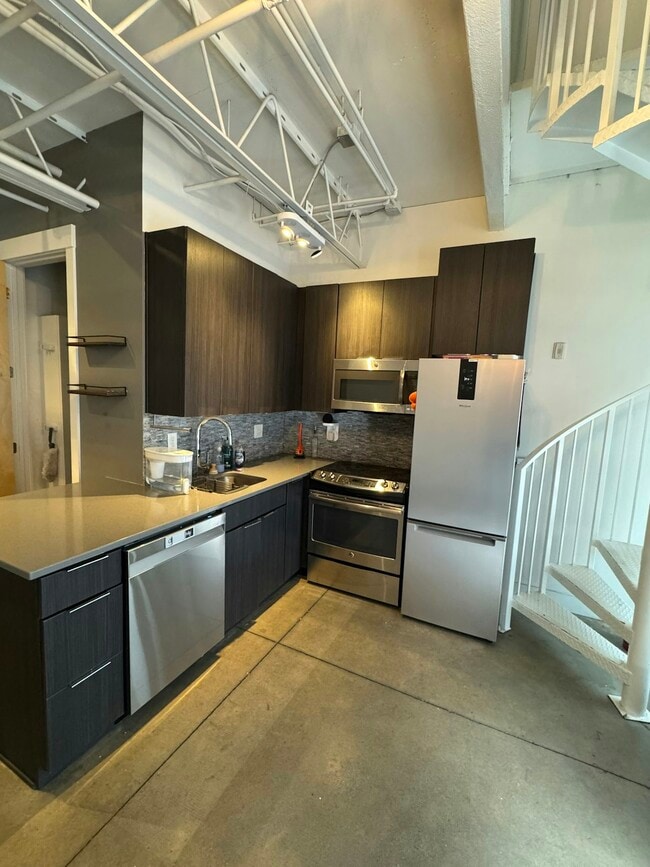 Building Photo - 360 W Broadway