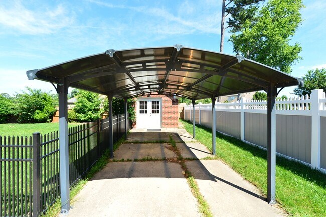 Building Photo - Custom Built brick Manor close to airport ...