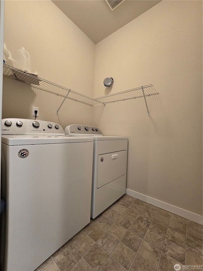 Building Photo - 3Bd/2.5Ba Newcastle Townhouse