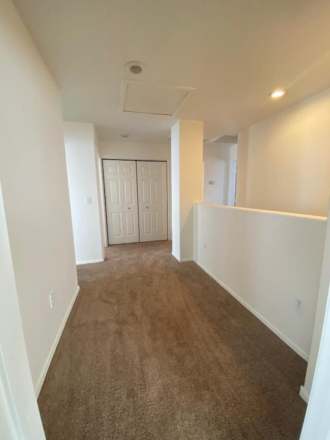 Building Photo - SW 5 BEDROOM w/2 YEAR LEASE!!